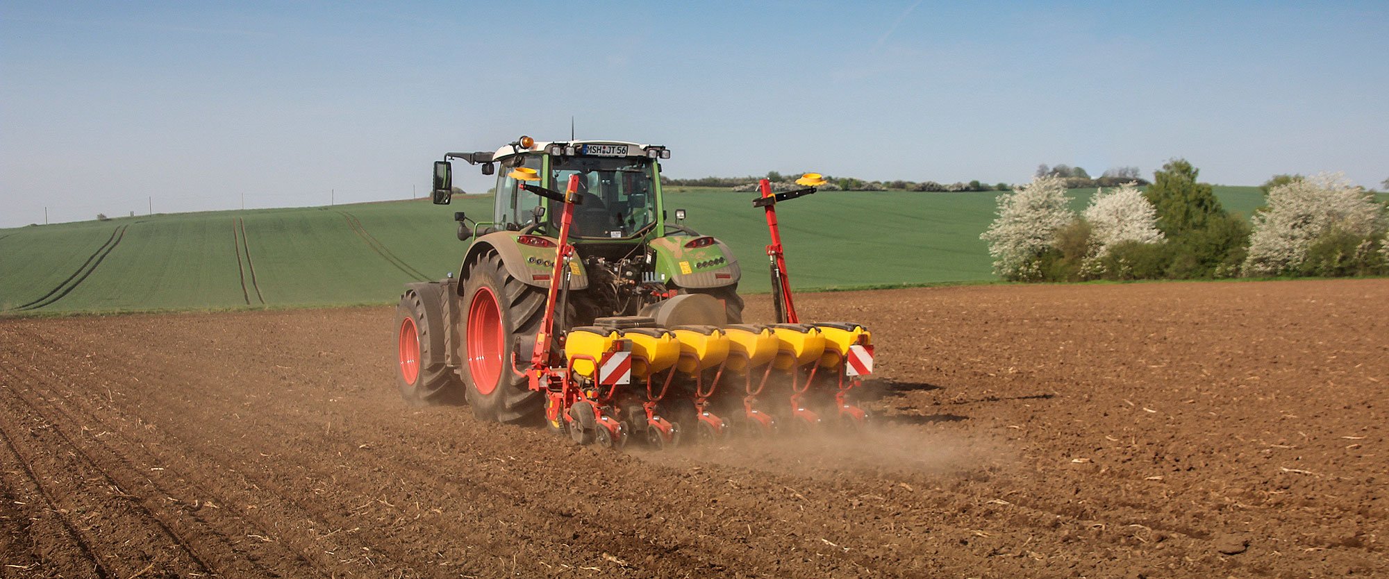 Väderstad Tempo R 4 rows in field